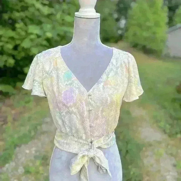 Woman’s GB top. Pastel snakeskin pattern. V neck. Tie waist. Buttons. Size S - Picture 1 of 6